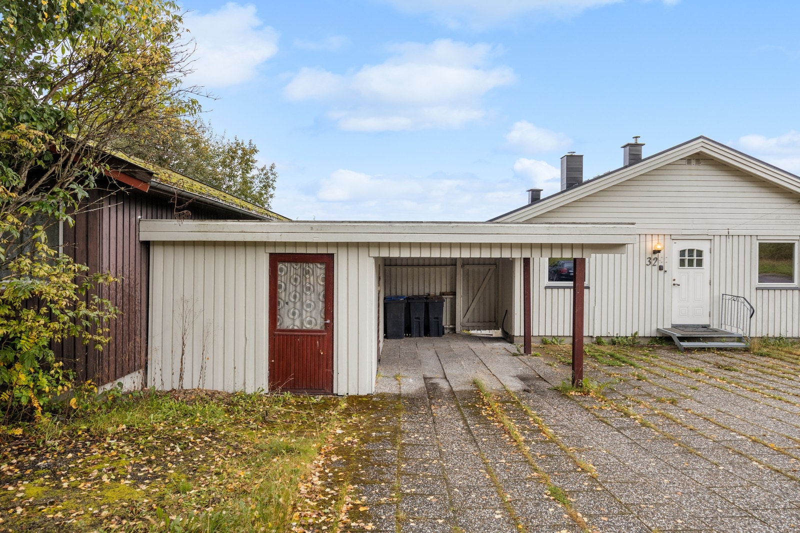 Carport - ca 21 kvm, samt dør inn til utvendig bod 18 kvm. Galleribilde