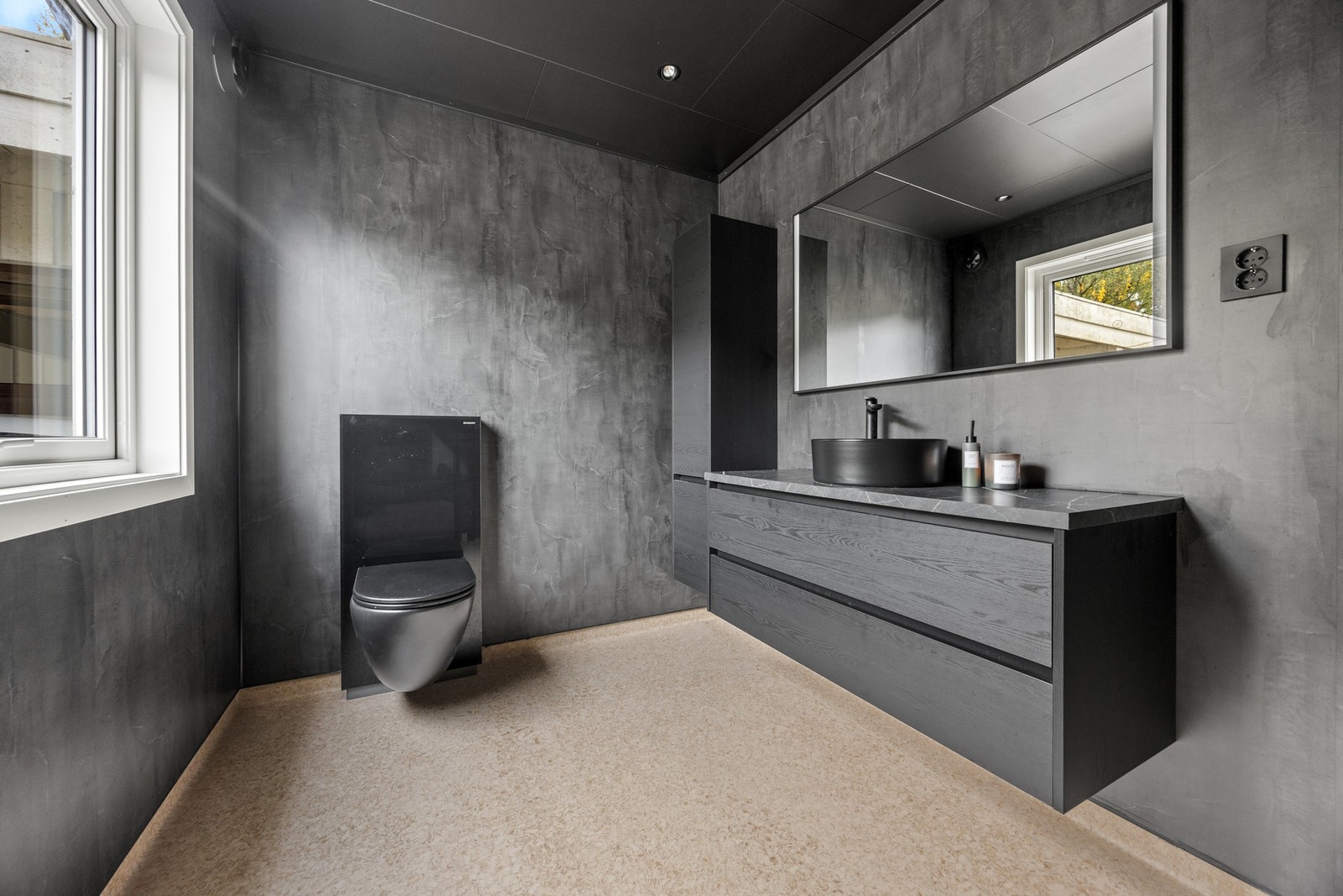 Badet er renovert i 2024/2025. Utstyrt med servantskap, vegghengt toalett og innfellbare dusjdører Galleribilde