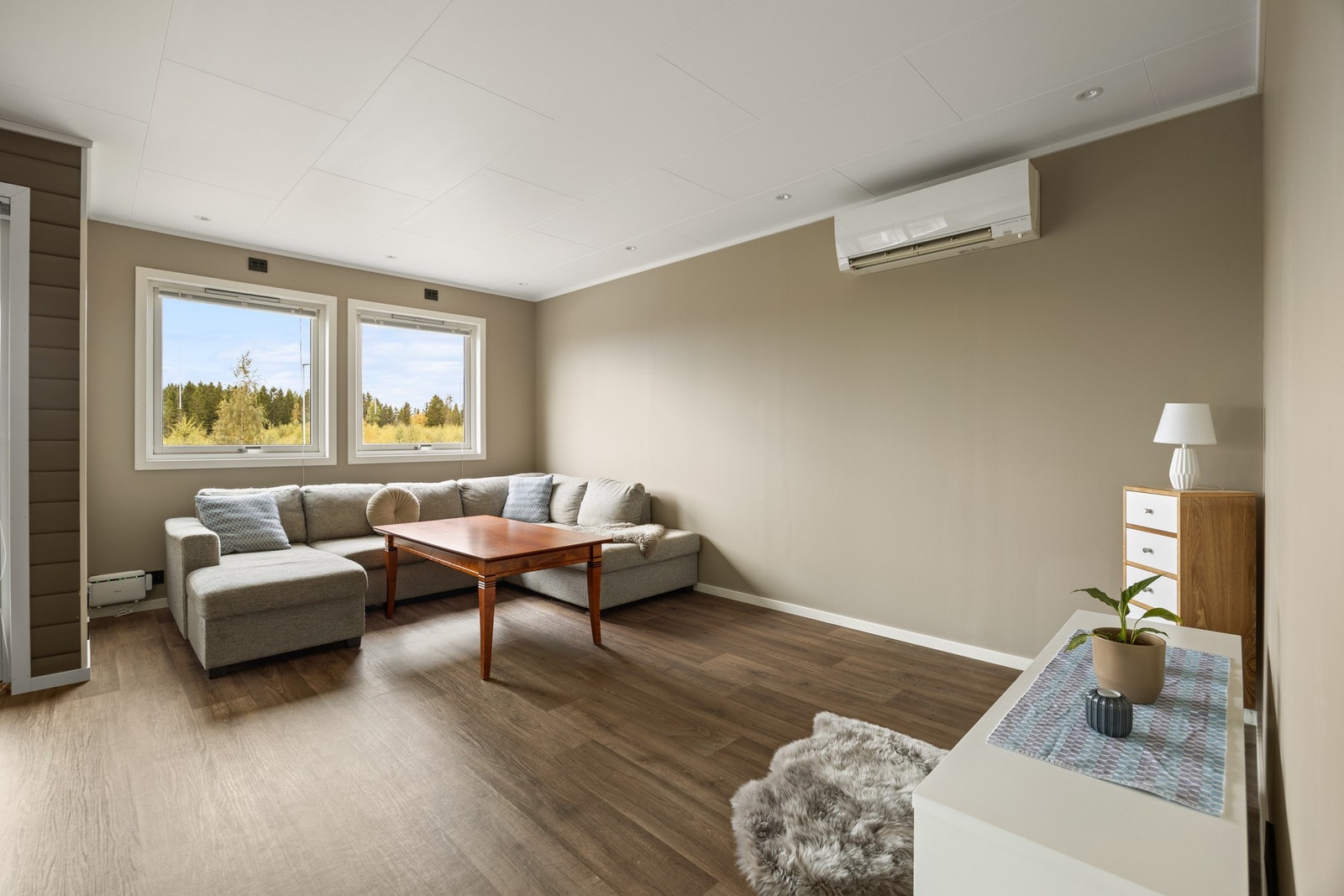 God plass til flere sittegrupper i stuen Galleribilde