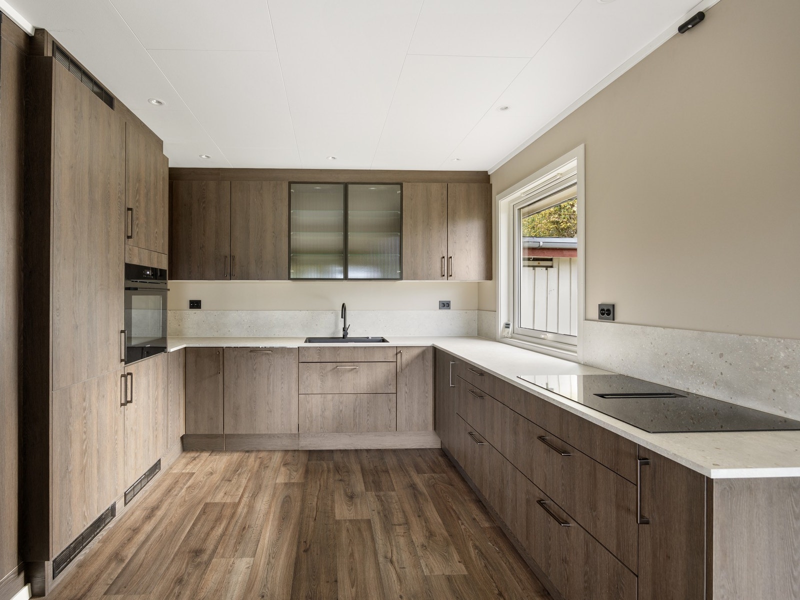 Kjøkken - 9,5 kvm. Lekker innredning med integrerte hvitevarer. Oppusset i2024/2025. Galleribilde