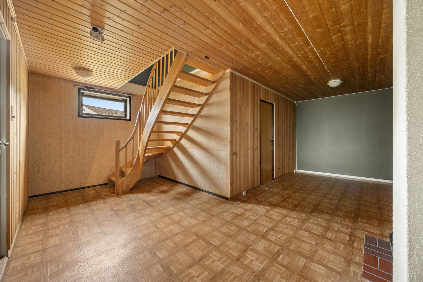 Trapp ned til sokkeletasje. Hall - 24 kvm. Galleribilde