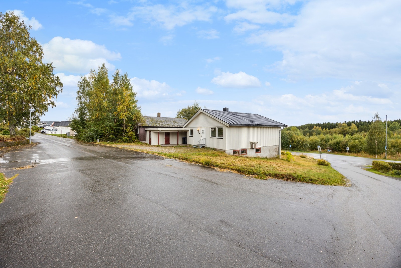 Boligen har hatt betydelige oppgraderinger det siste året, med nytt bad, kjøkken og vaskerom. Galleribilde