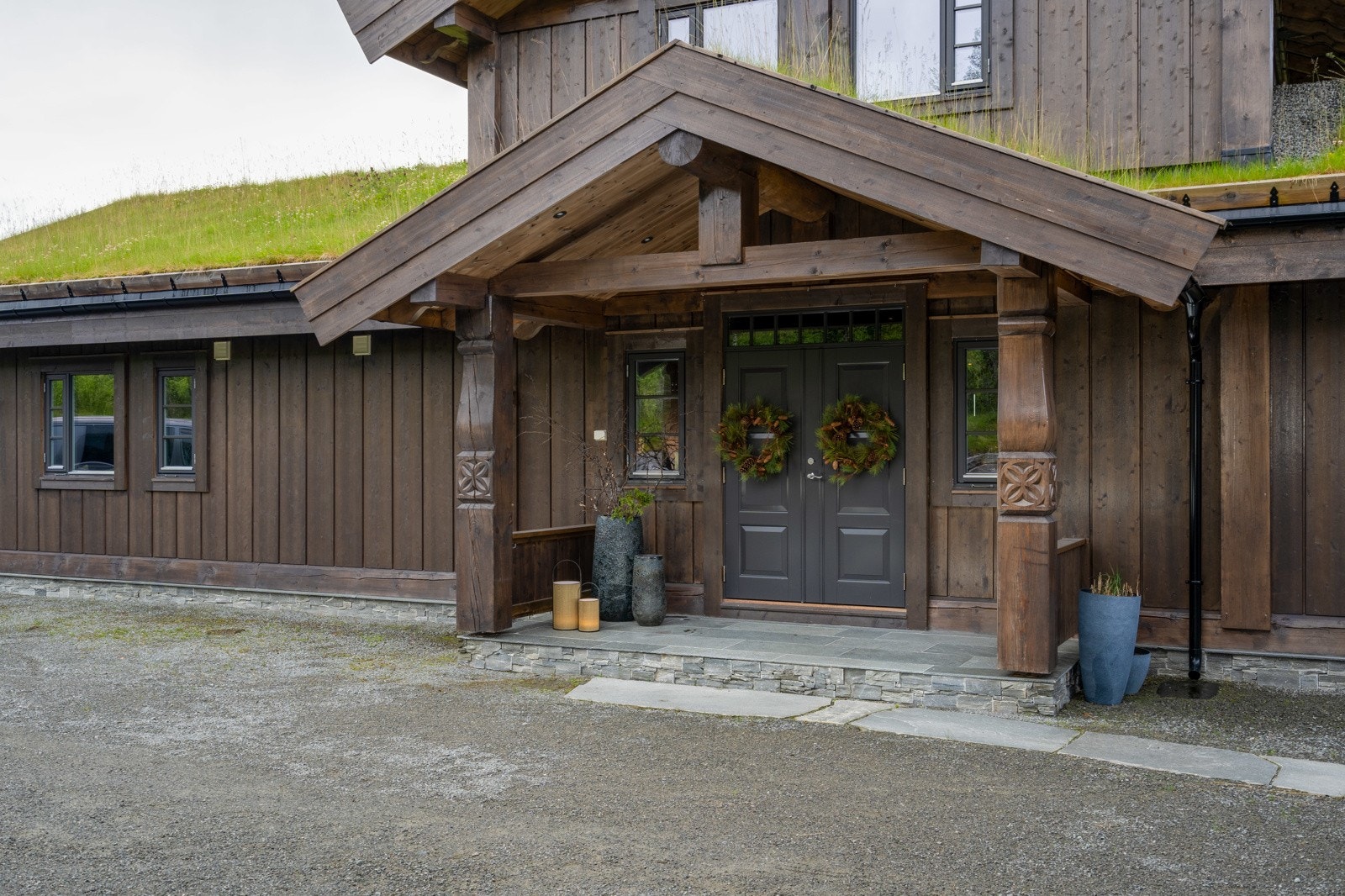 Inngangspartiet er meget tiltalende med skiferbelagt platting, flott overbygg, downlightsbelysning og søyler med flotte utskjæringer.