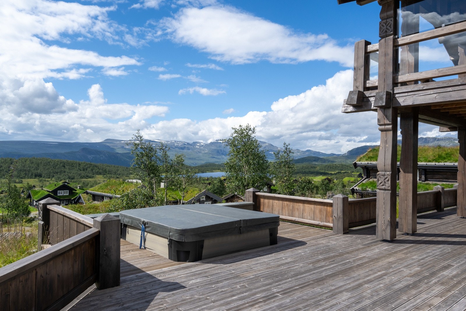 Jacuzzien har en fin plassering på terrassen, beliggende høyt i terrenget med flott utsikt mot fjellene og landskapet rundt.