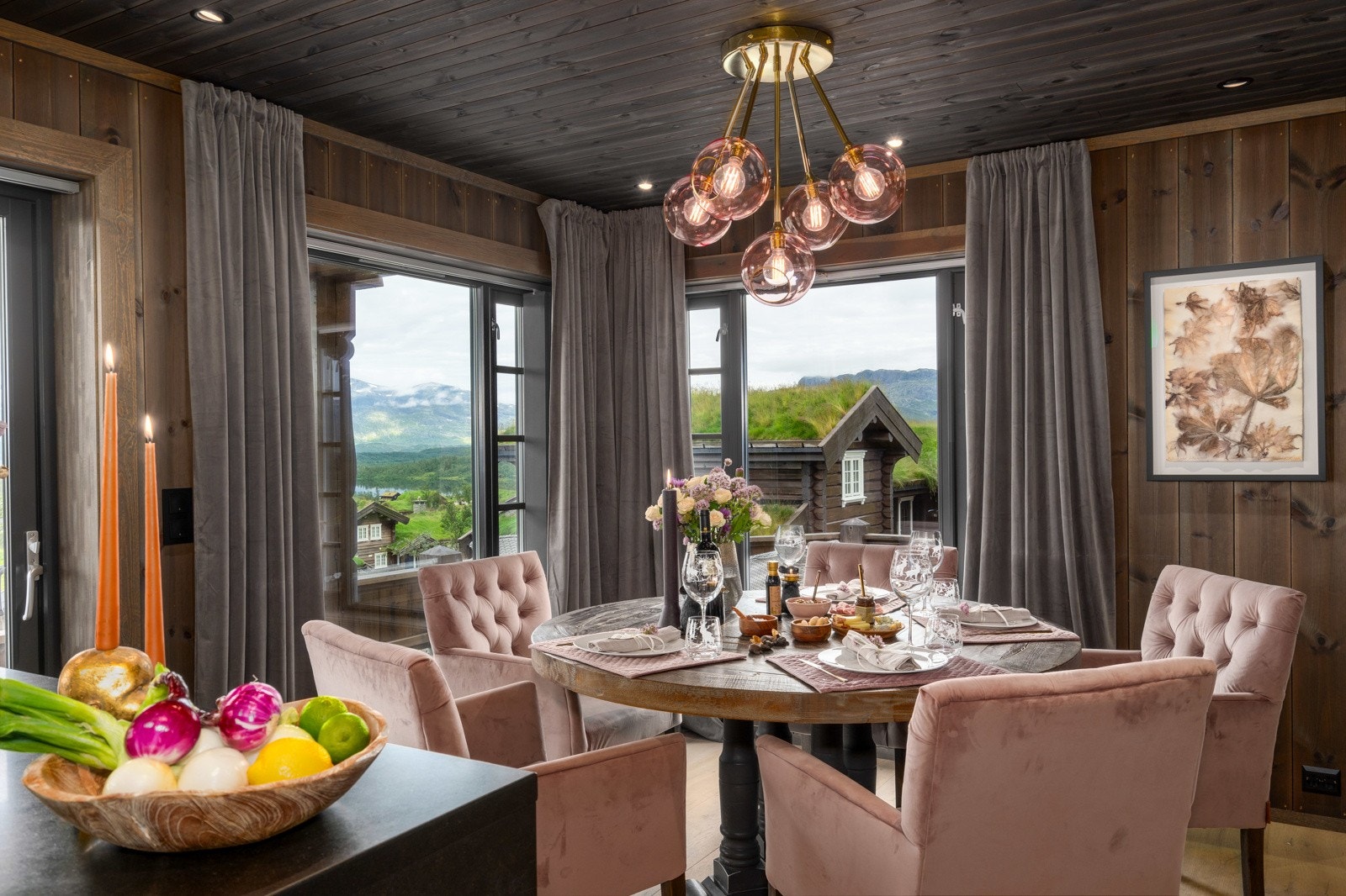 Spisestuesonen har god plass til spisebord og flere stoler, og man kan nyte storslått utsikt under måltidene!