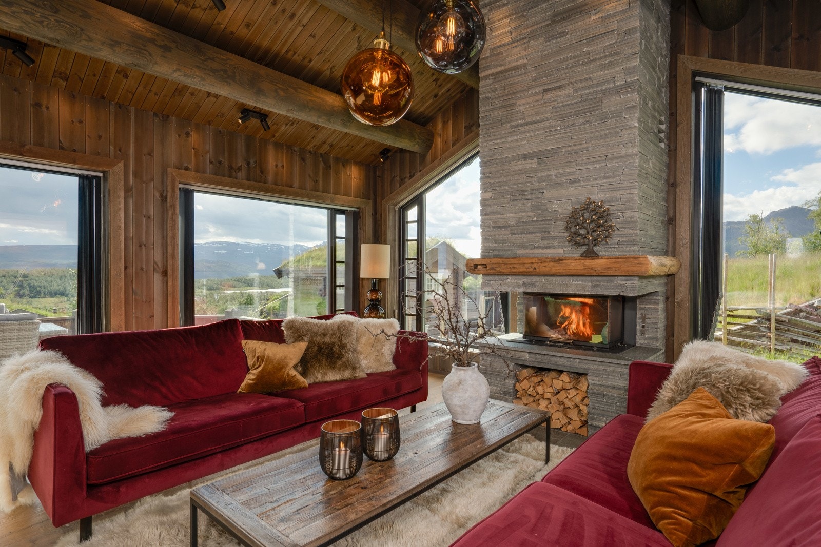 Innvendig oppleves hytta svært lekker med en gjennomgående lekker standard. Stuen har blant annet takhøyde til mønet og store vinduer med spektakulær utsikt mot fjellene.