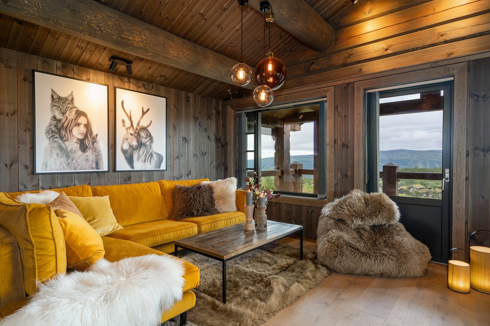 I overetasjen er det en flott loftstue, to gode soverom og et bad/wc.