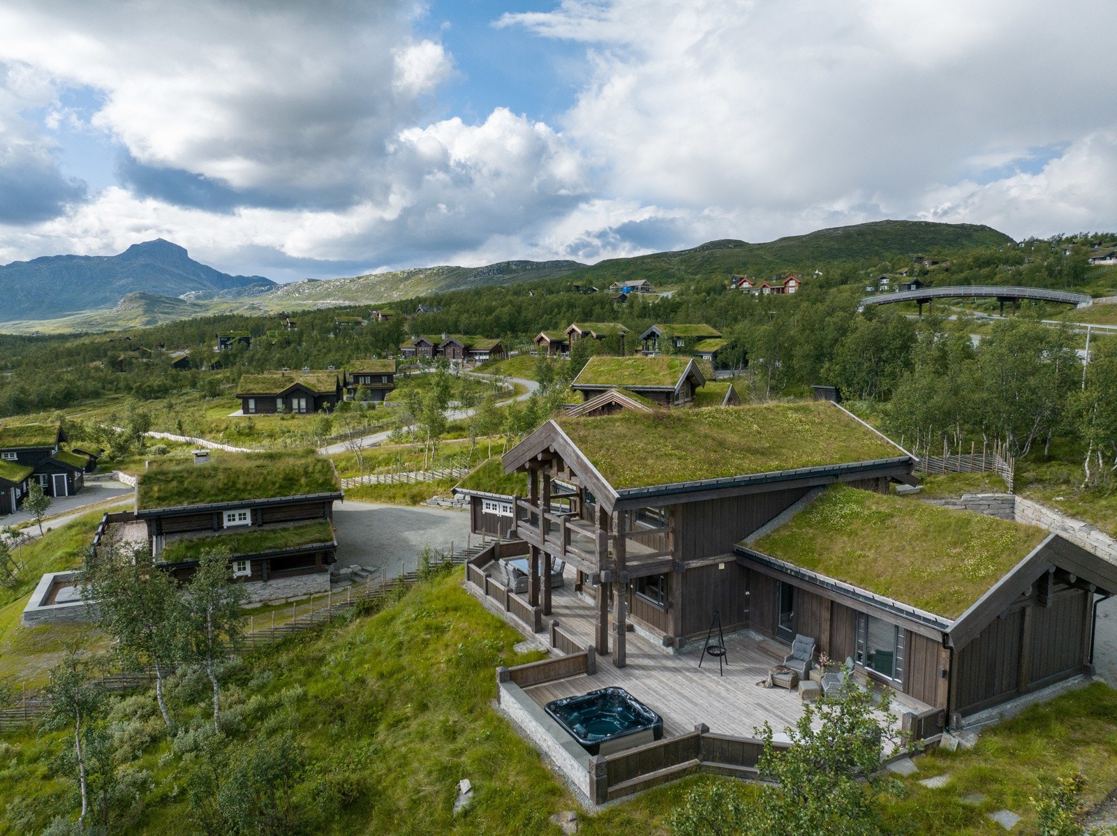 Beitostølen byr på flere spennende fasiliteter som bl.a. flere restauranter, puber, cafeer, interiørbutikker, sportsbutikker, vinmonopol, bokhandel og klesforretninger. Juli 2023 åpnet også Ridderbadet med basseng for både voksne og barn.