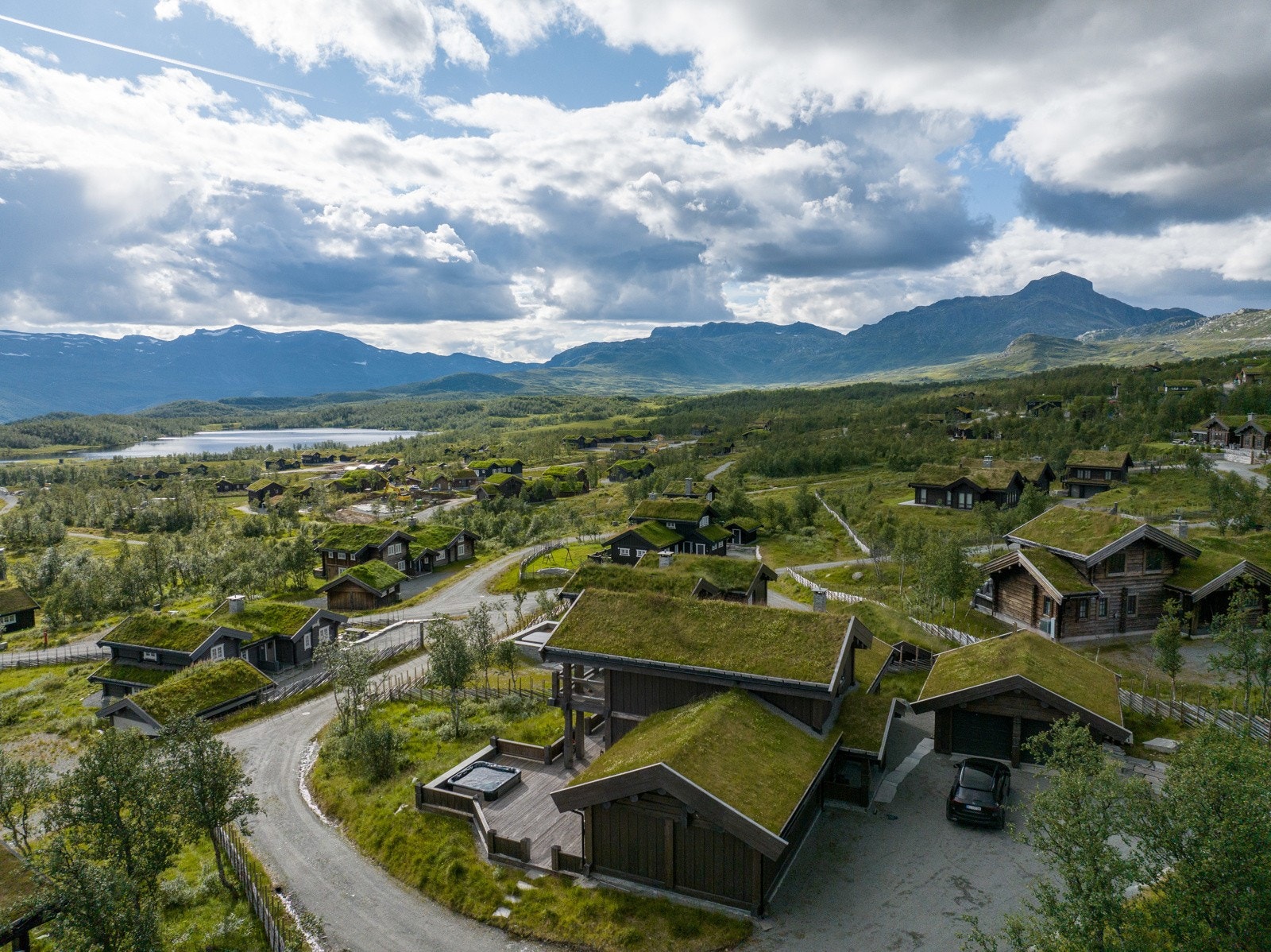 Partner/Eiendomsmegler MNEF Anders Lysholm har her gleden av å presentere Myrebærstigen 37 - en attraktiv fritidseiendom med solrik beliggenhet på Beitostølen.
