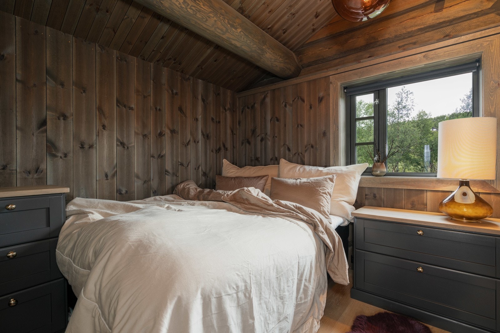 I overetasjen er det to flotte soverom med god himlingshøyde og plassbygde innredninger som medfølger.