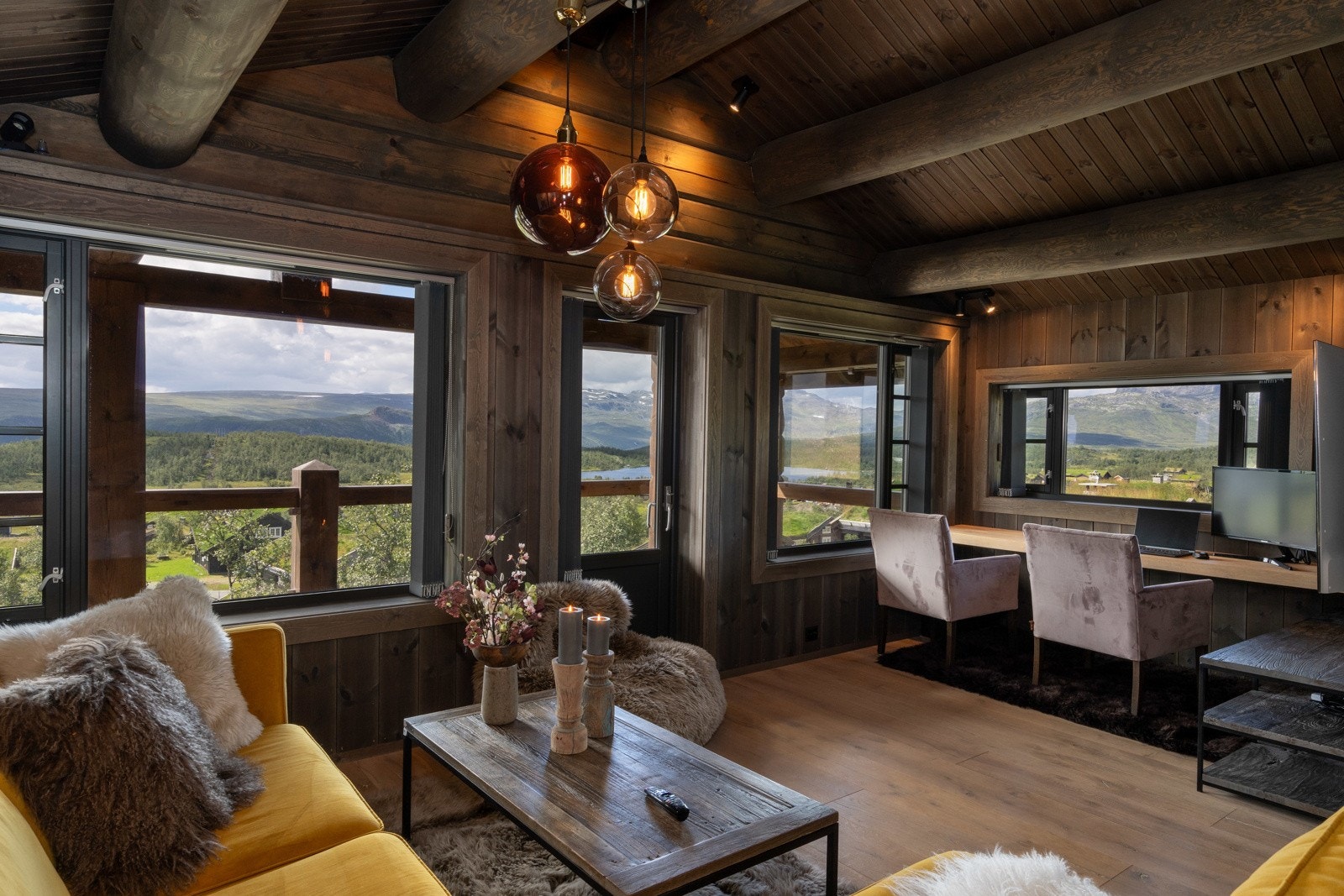 Loftstuen har god plass til sofagruppe og her kan man nyte fantastisk utsikt fra sofakroken.