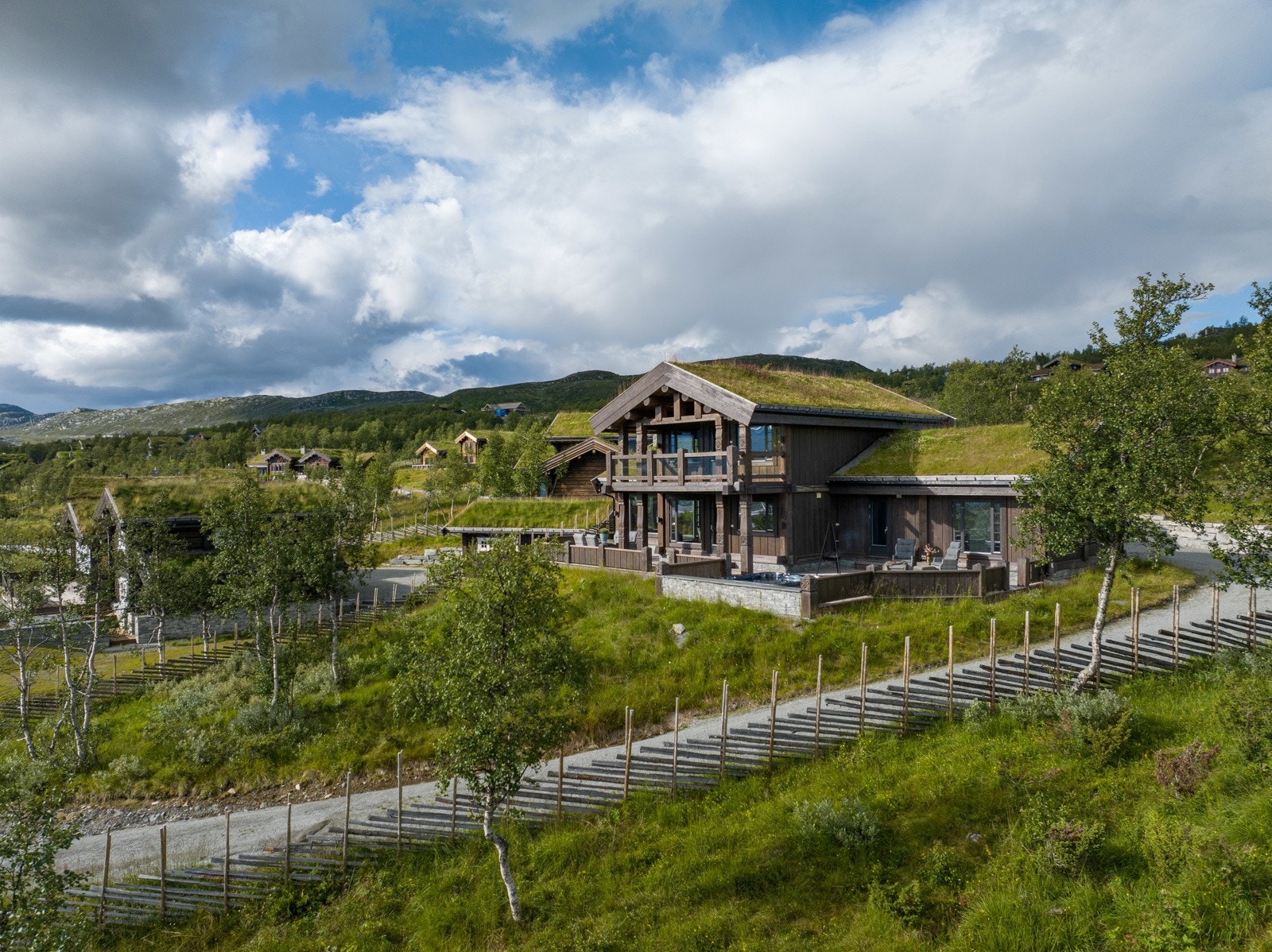 Beliggenheten ved porten av Jotunheimen gir et hav av muligheter for friluftsopplevelser og tilhørende aktiviteter - fotturer, juvvandring, rafting, klatring og sykling - for å nevne noe.