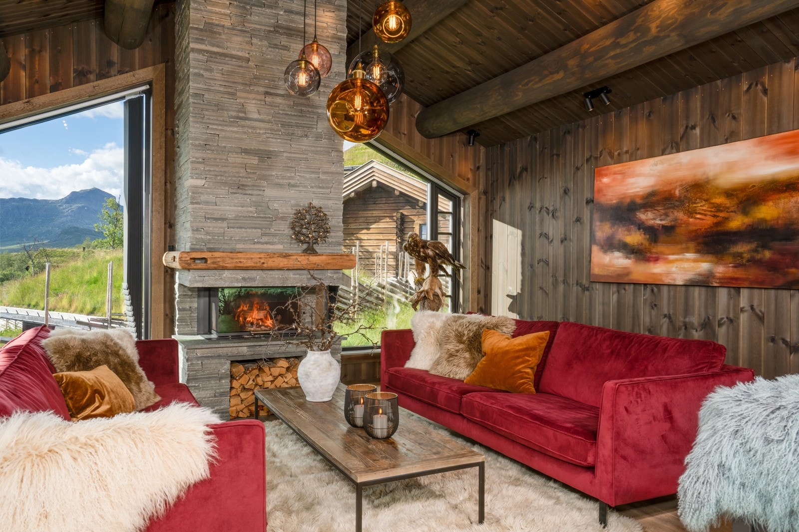 I tillegg har stuen en flott, skiferkledd peis med nedtrekkbar front og sideglass.