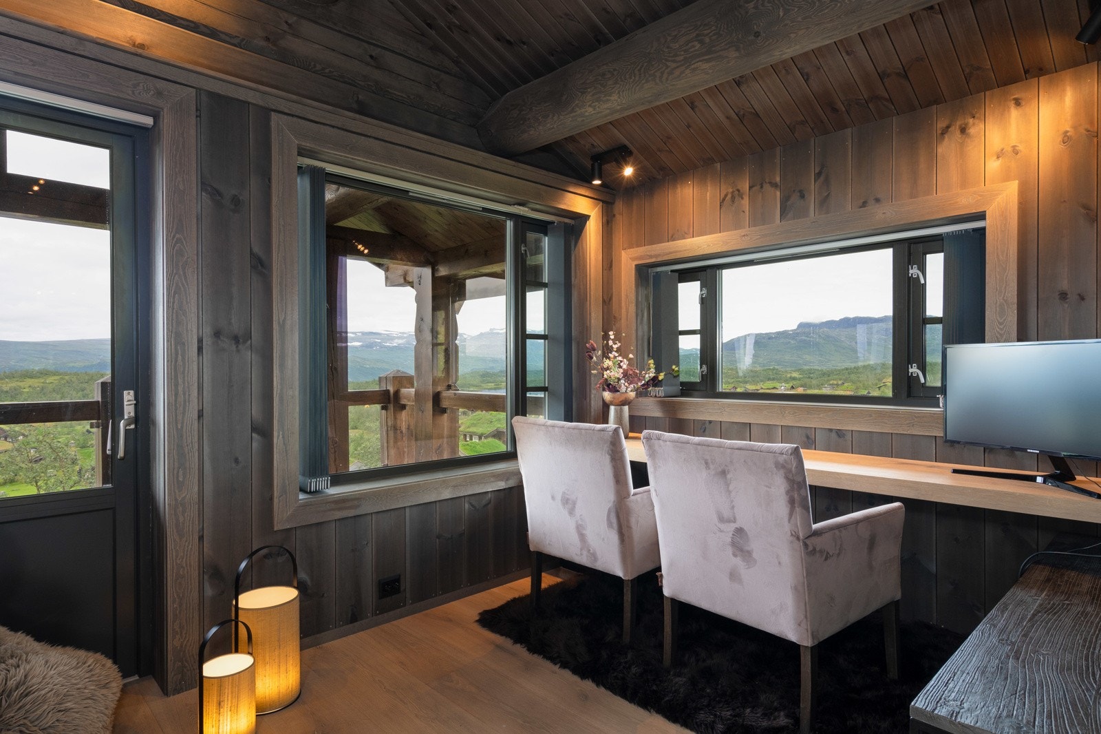 I loftstuen er det laget en praktisk kontordel.