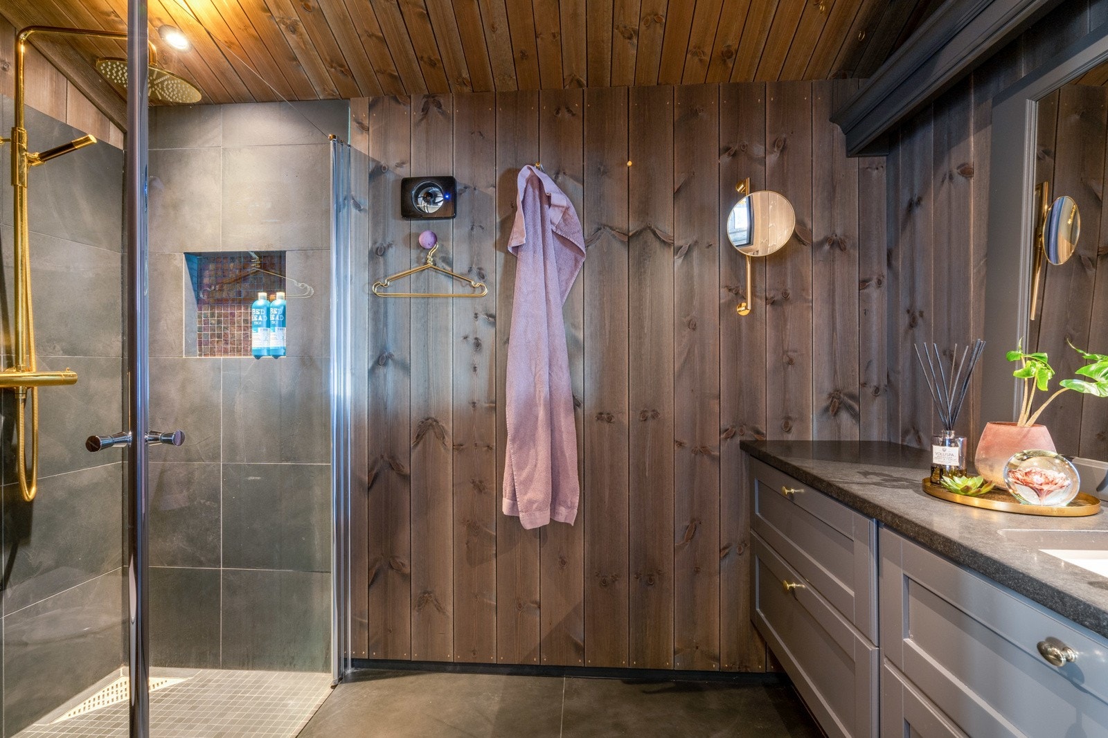 Badet i overetasjen er også svært delikat med plassbygde innredninger og påkostede fliser.