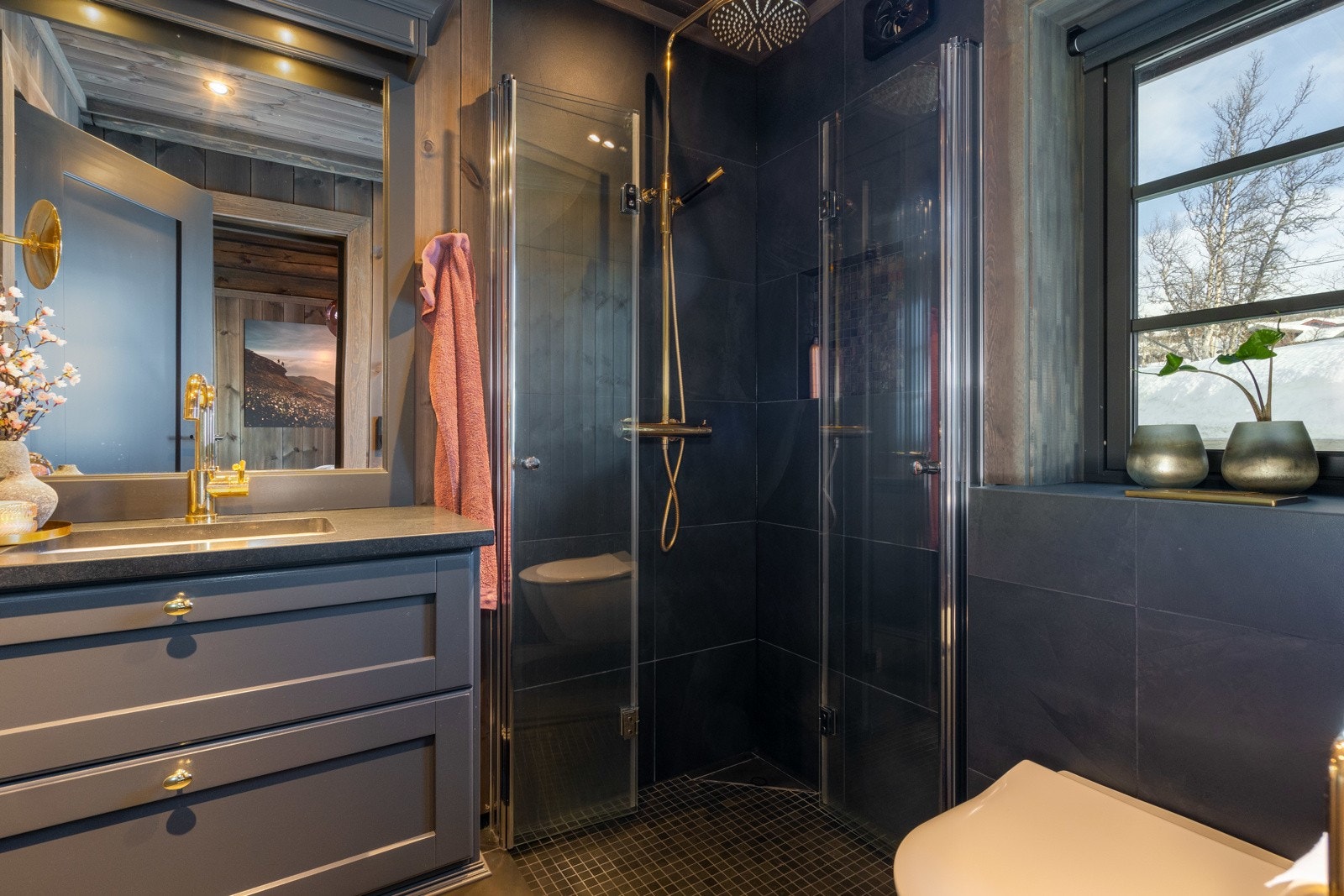 Badet tilknyttet soverom 2 i første etasje. Badet har bl.a. dusjhjørne, vegghengt wc og lekre, påkostede innredninger.