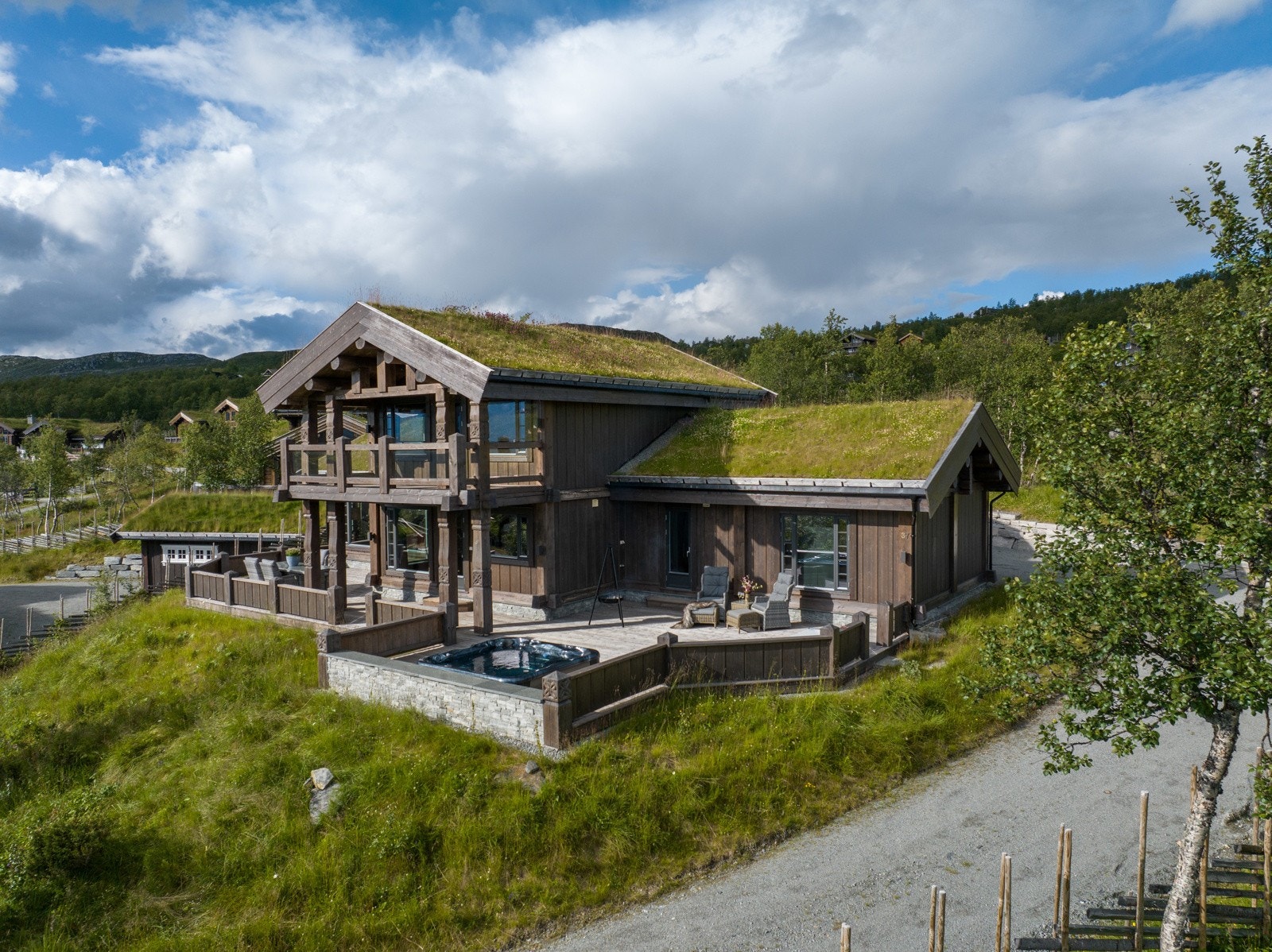 Eiendommen er bebygd med en flott hytte over to plan og frittstående garasje, og har meget høy standard både hva gjelder utførelse, materialvalg og tekniske løsninger.
