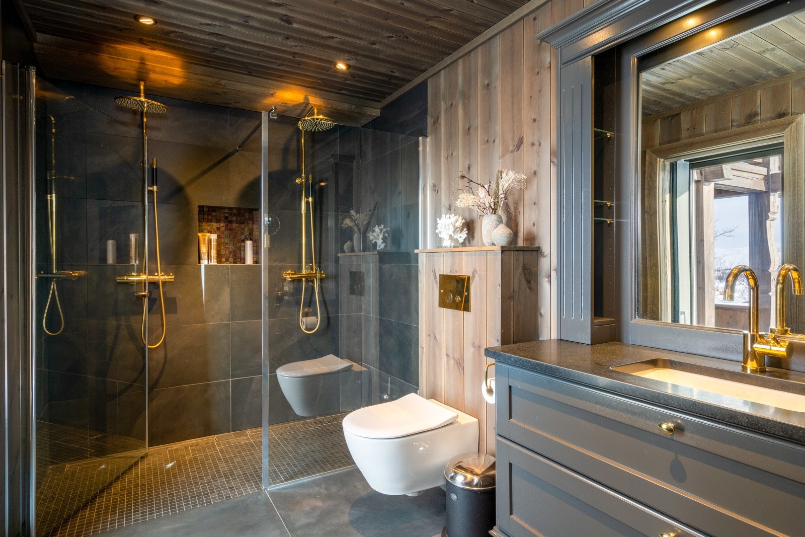 Badet tilhørende hovedsoverommet er svært delikat med påkostede fliser og innredninger.