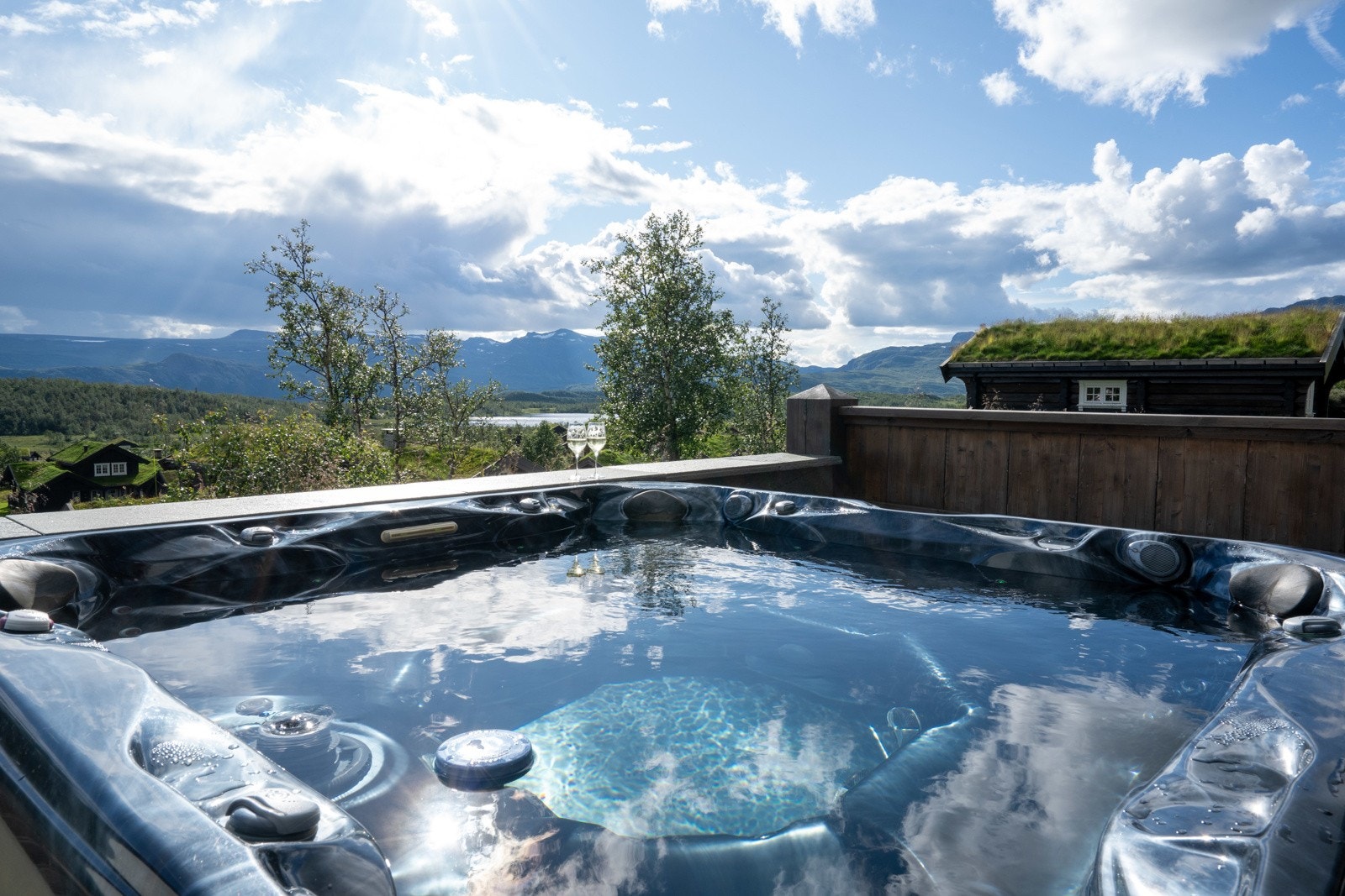 Beliggenheten er meget attraktiv med fantastisk utsikt mot fjellene og landskapet rundt.