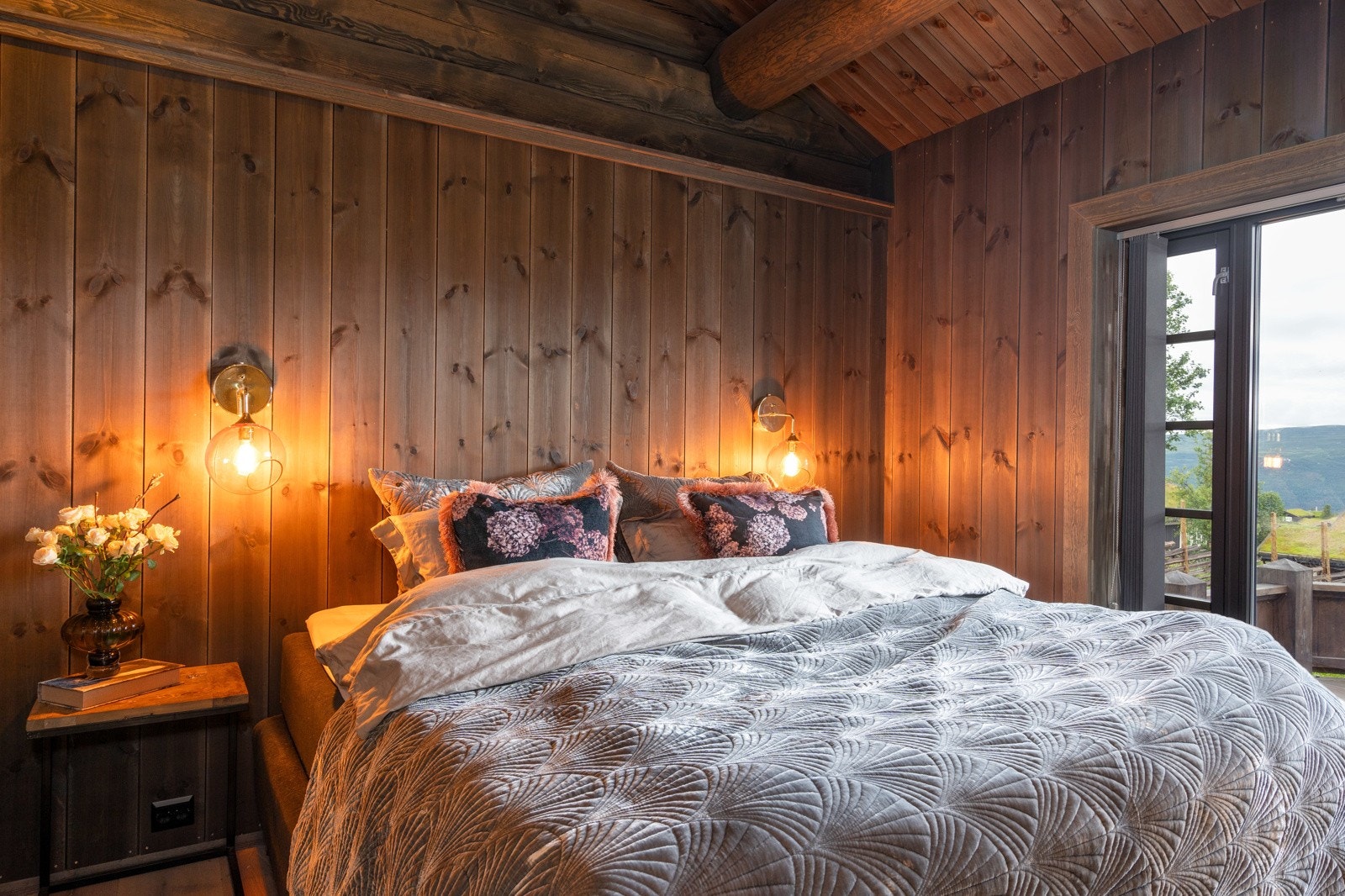 Hytta har fire gode soverom, henholdsvis to i hver etasje. Hovedsoverommet har en fin og tilbaketrukket beliggenhet i egen soveromsavdelingen i første etasje, med bad &quot;en-suite&quot; og god plass til dobbeltseng.