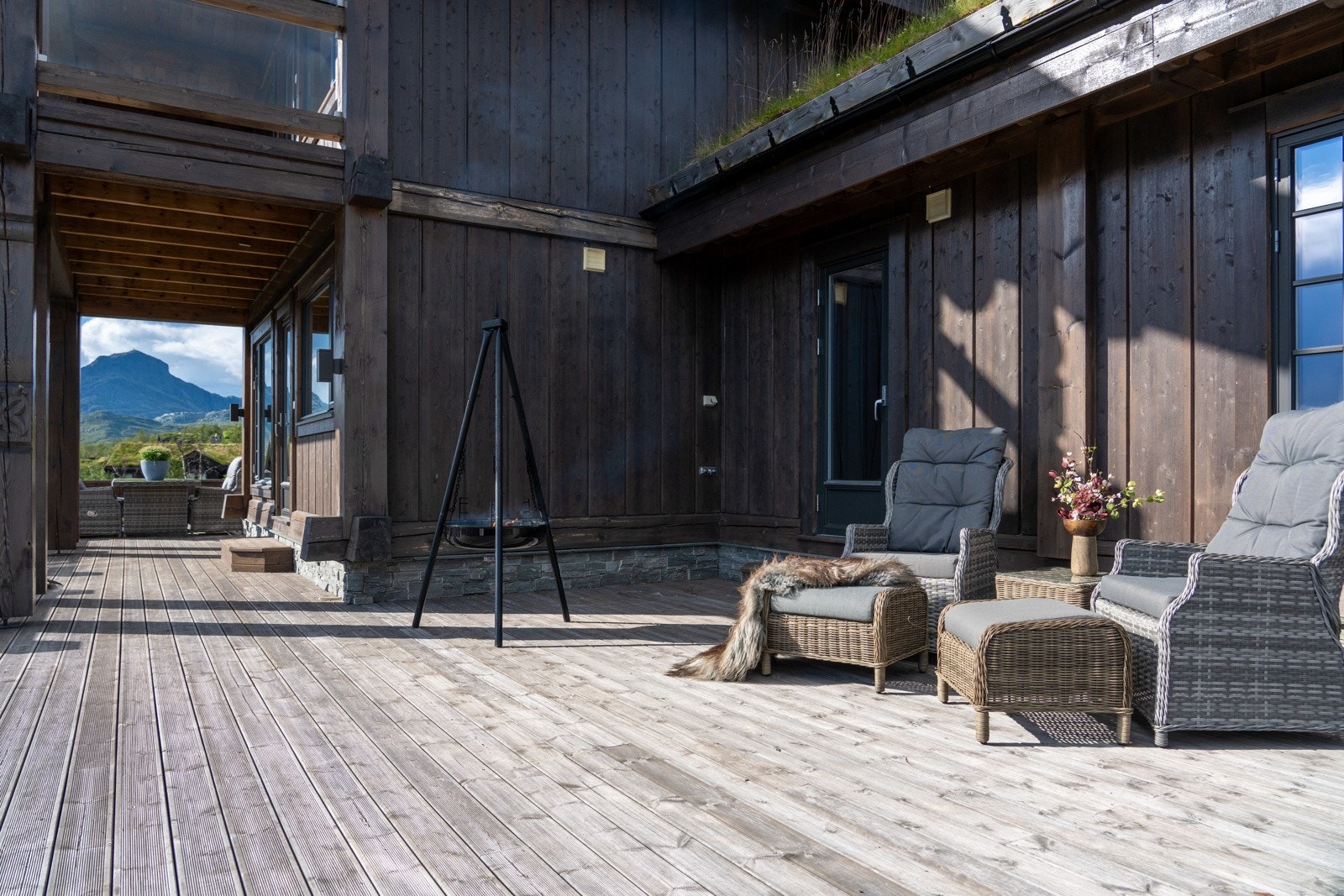 Badet har også utgang til den store, sydvestvendte terrassen utstyrt med jacuzzi, hvor man kan ta seg et avslappende bad.