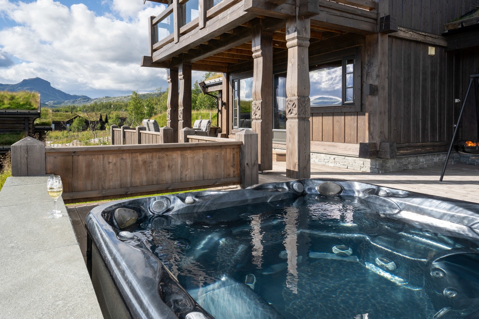 Terrassen er på hele 89 kvm og har kebonydekke, er noe overbygd og har flere soner for møblering.