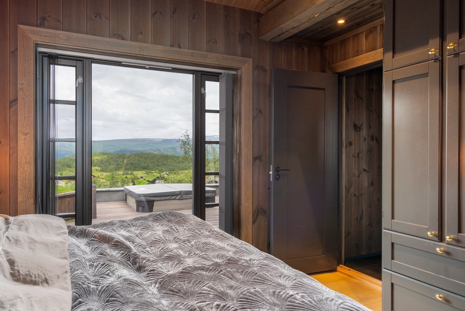 Her kan man våkne til nydelig utsikt mot fjellene. Det er gode lagringsmuligheter i lekre, plassbygde skap.