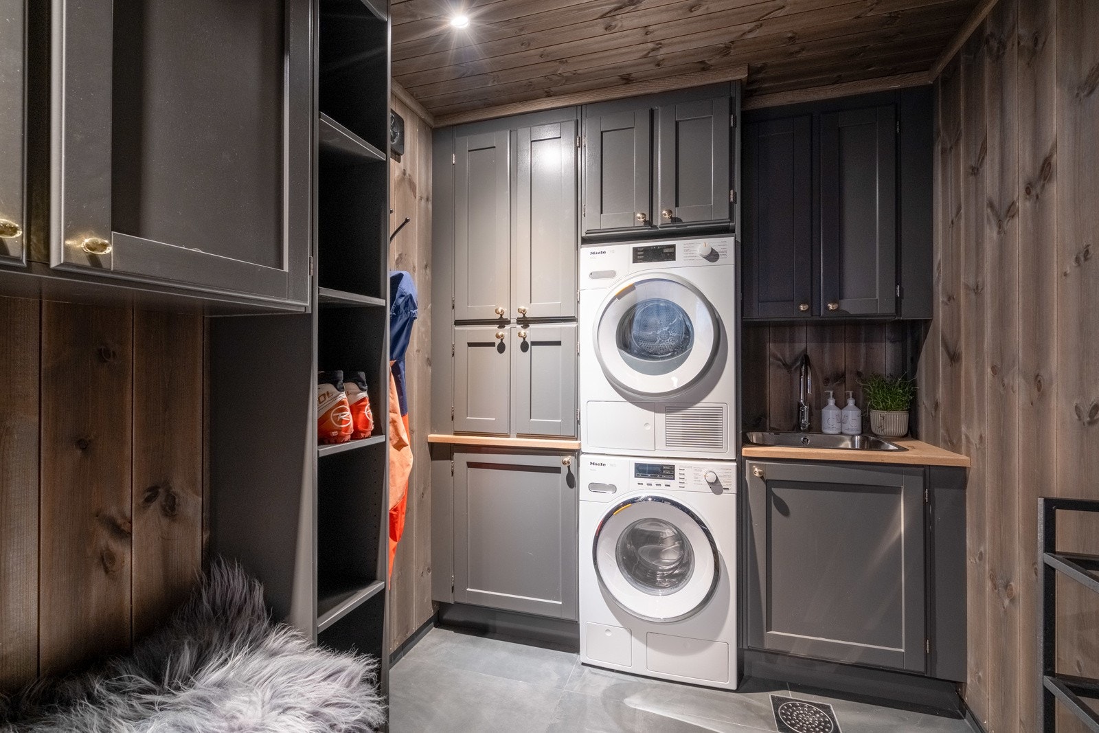 Hytta har et meget flott vaskerom praktisk plassert ved entréen. Her er det godt med skapplass og opplegg for både vaskemaskin og tørketrommel i søyle.