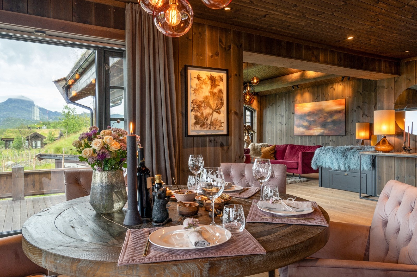 Spisestuen og kjøkkenet ligger i delvis åpen løsning mot stuen, noe som gir god kontakt mellom rommene.