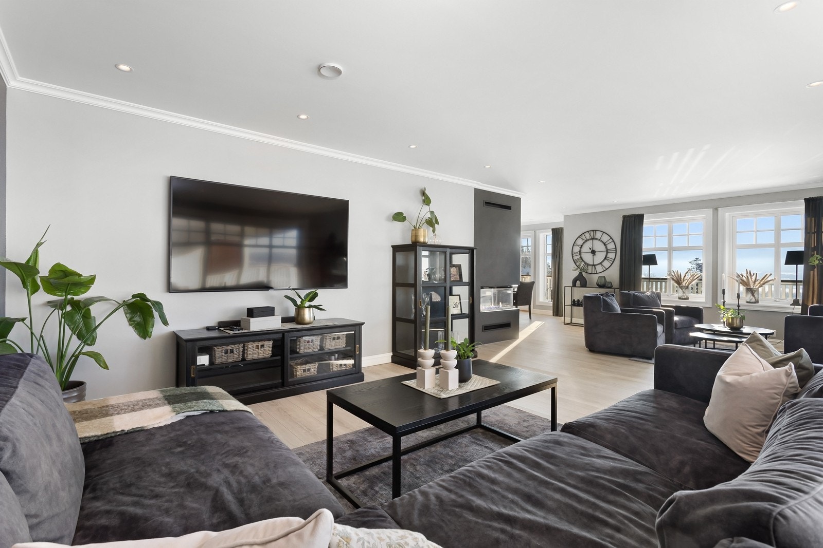 Overflatene er malt i duse fargetoner, som sammen med god belysning og en lekker gasspeis skaper en hyggelig atmosfære. Galleribilde