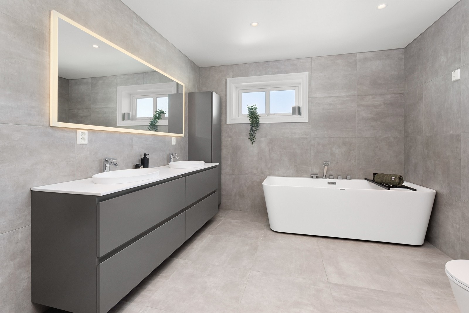 Badet i 2. etasje er også flislagt, med fliser i moderne farge og utførelse. Galleribilde