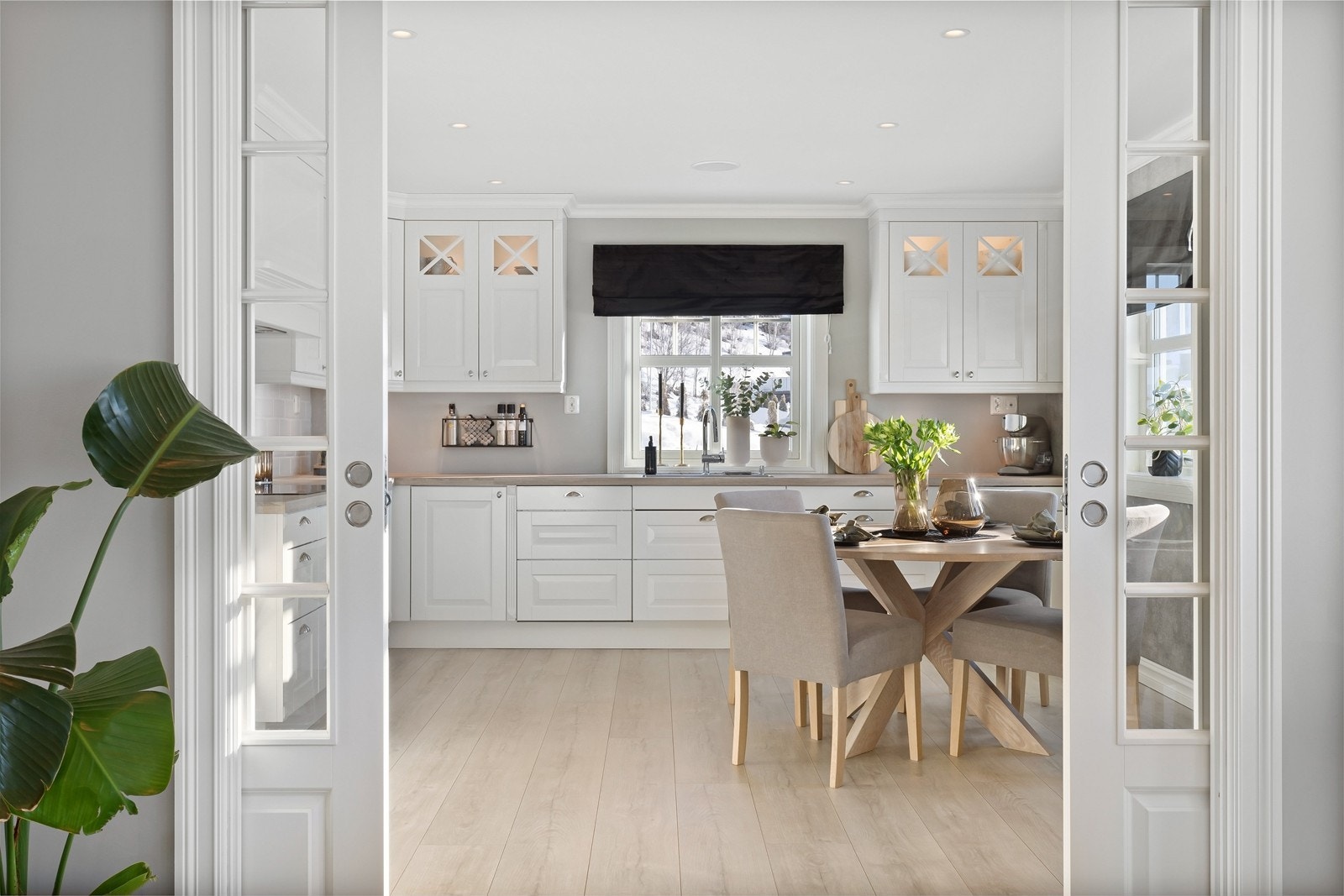 Mellom stue og kjøkken er det to klassiske skyvedører, som gjør at man lett kan skjerme av om man ønsker. Galleribilde