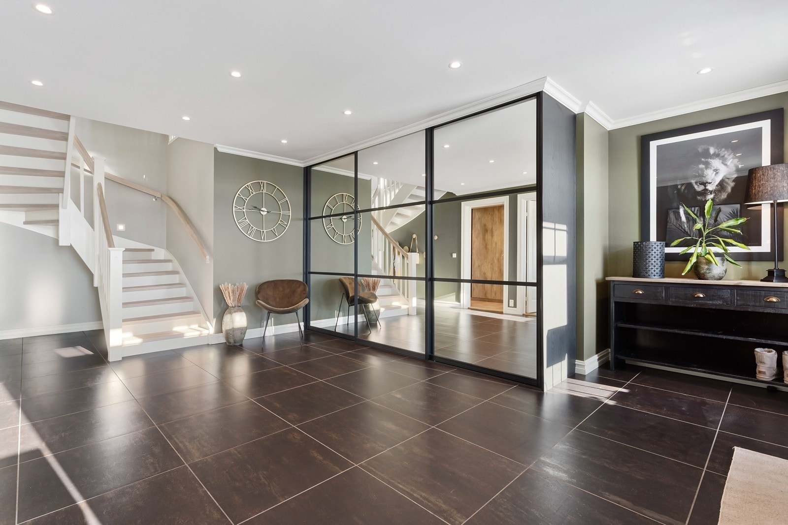 Boligen gir mulighet for enkel adkomst både via en stor og åpen hall, men også via garasjen som har direkte inngang til underetasjen. Galleribilde