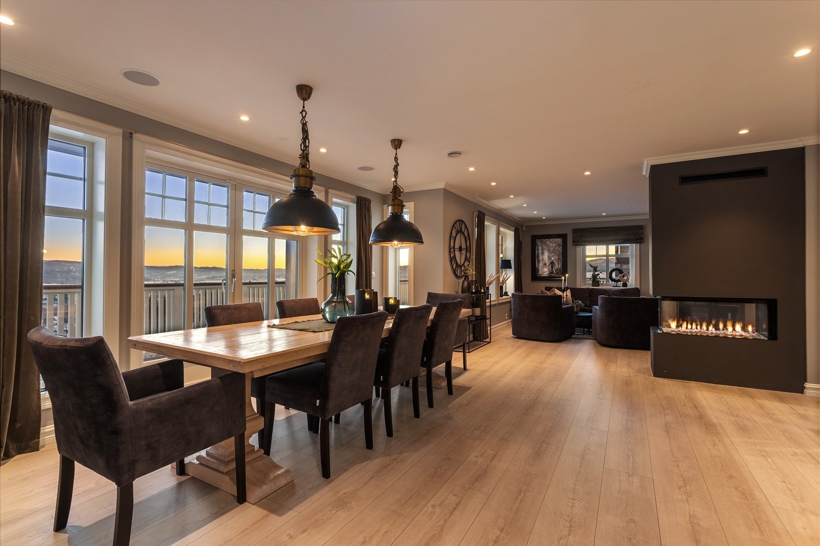 Her har man god plass til et stort langbord, og man har utgang til boligens store terrasse. Galleribilde