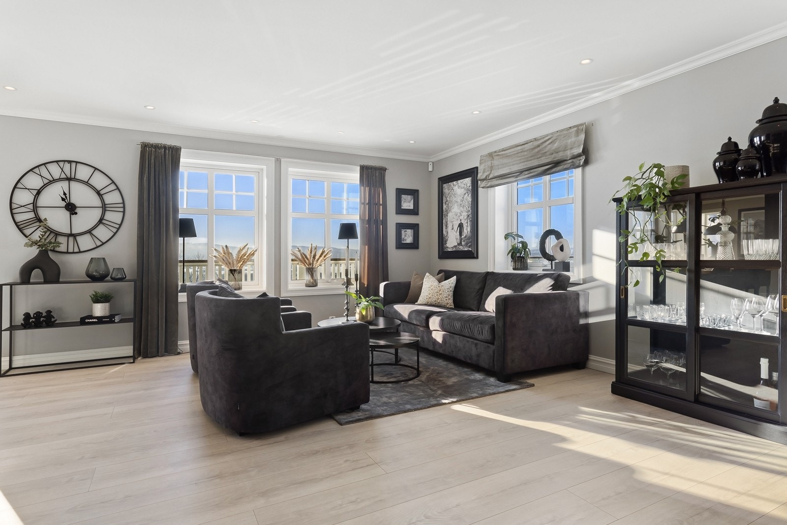 Fra store vindusflater har man godt med naturlig dagslys, og den flotte utsikten bringes inn. Galleribilde