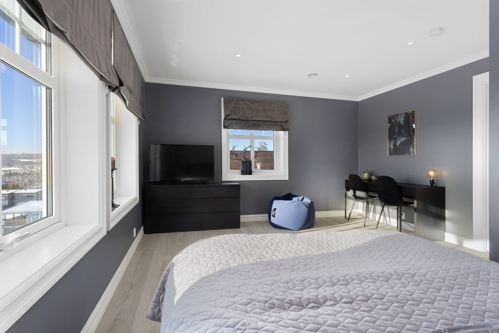 I 2. etasje har man tre gode soverom, hvor også et av rommene har adkomst til eget garderoberom. Galleribilde