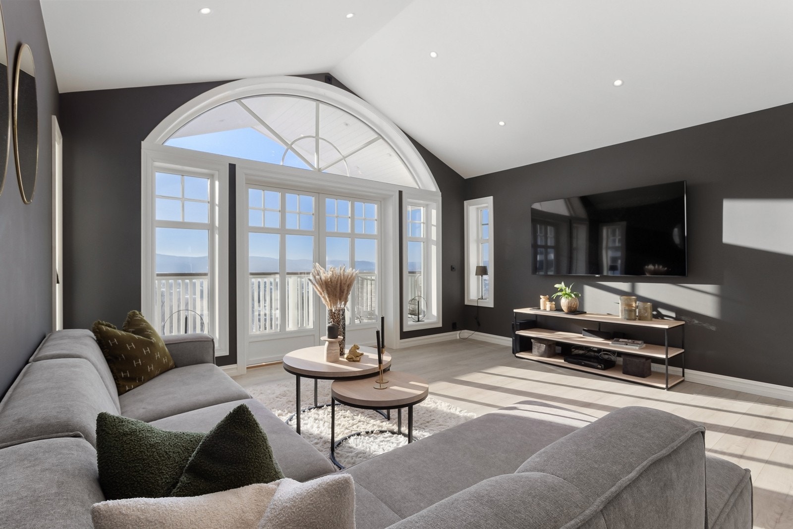 I tillegg til stuen i 1. etasje byr boligen på en flott loftstue i 2. etasje. Galleribilde