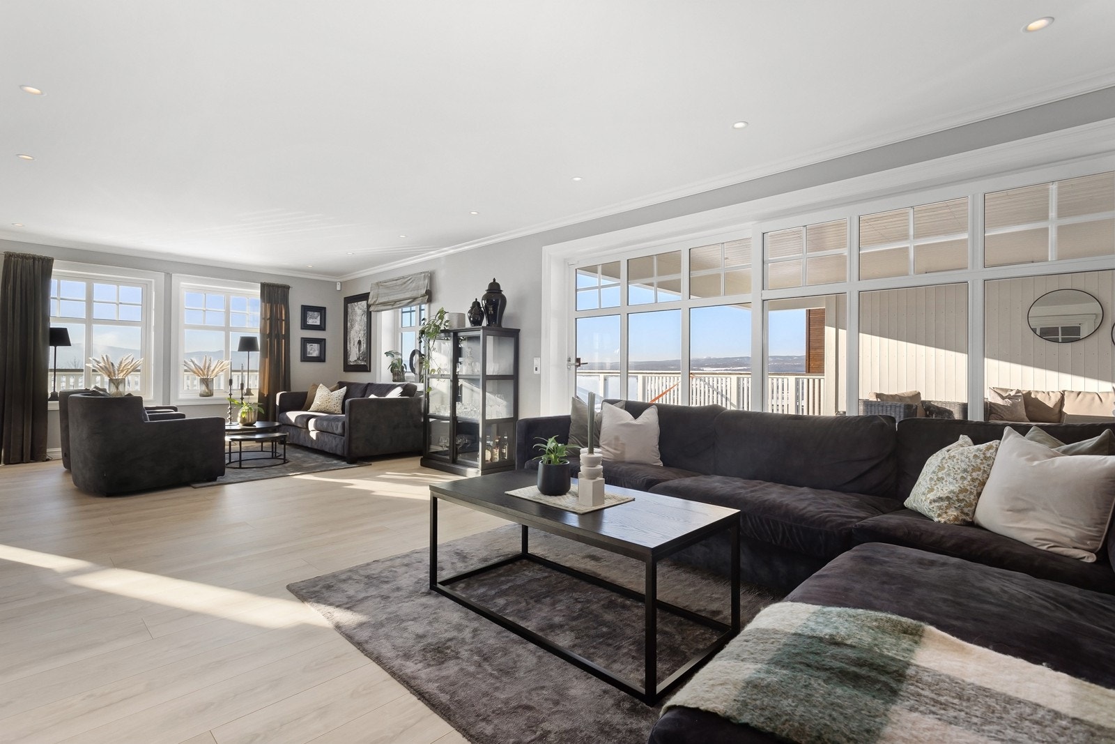 En god planløsning som byr på mulighet for møblering av flere sittegrupper, samt et stort spisebord. Galleribilde