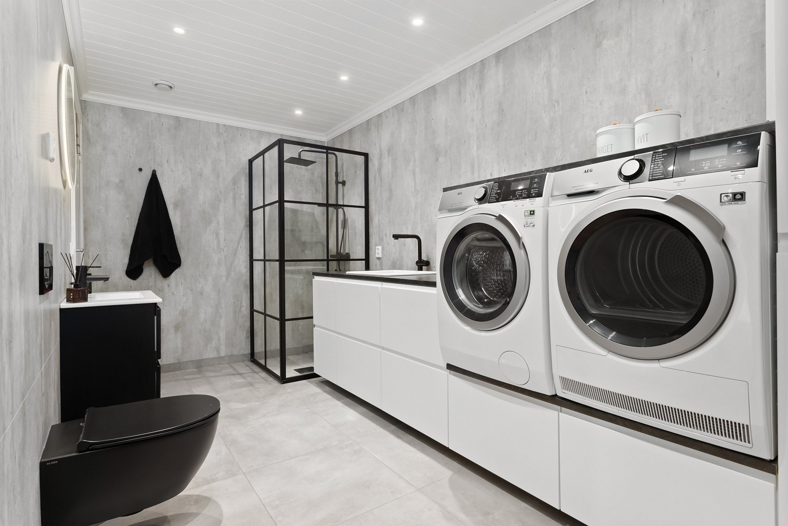 Badet i underetasjen er et praktisk kombinasjonsrom som fungerer som både bad og vaskerom. Galleribilde