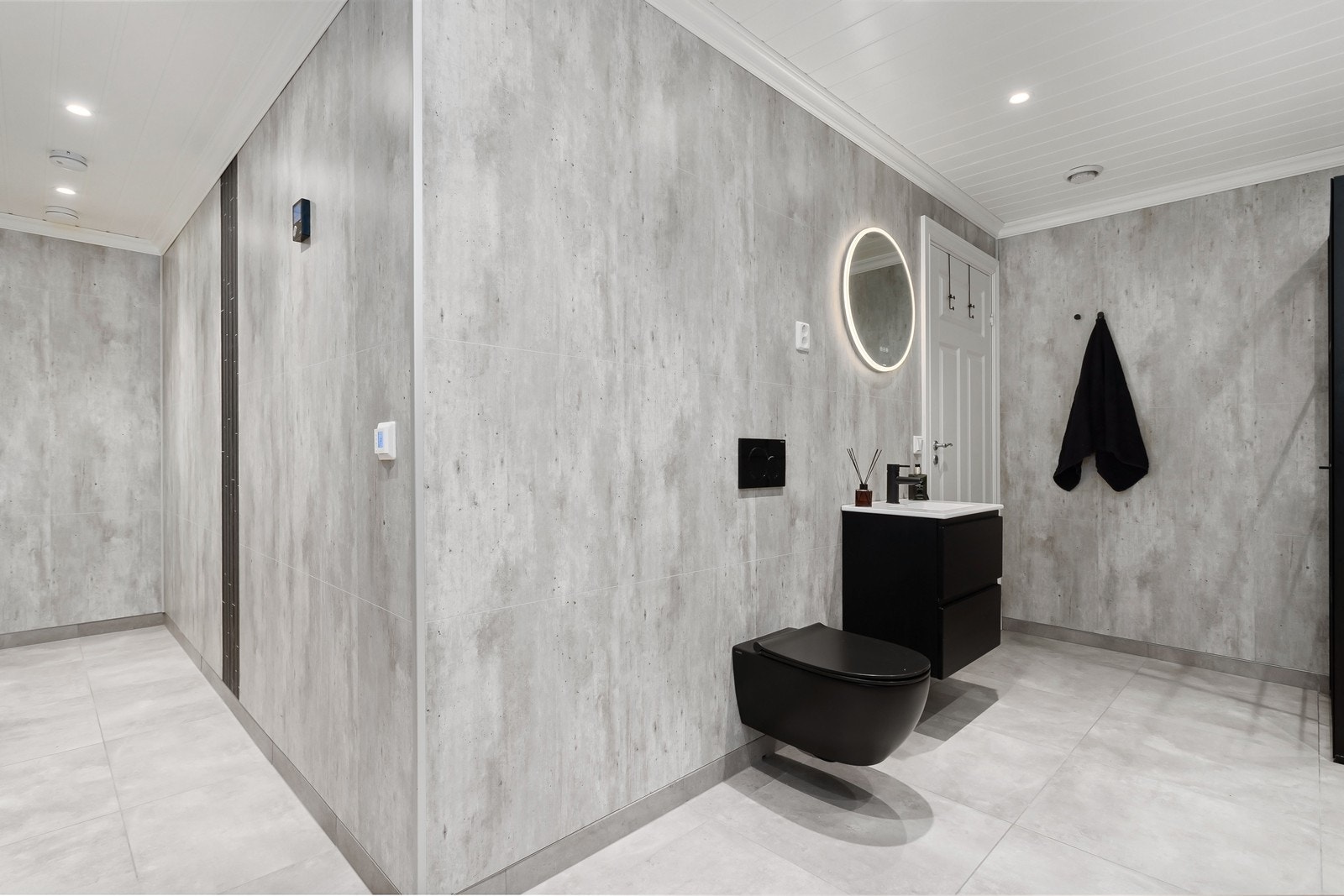 Videre er det et dusjhjørne, toalett og opplegg for vaskemaskin. Galleribilde