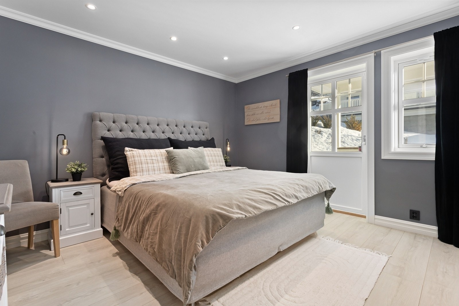 Hoveddelen av boligen har totalt 5 soverom. Hovedsoverommet ligger i 1. etasje og har utgang til terrasse. Galleribilde