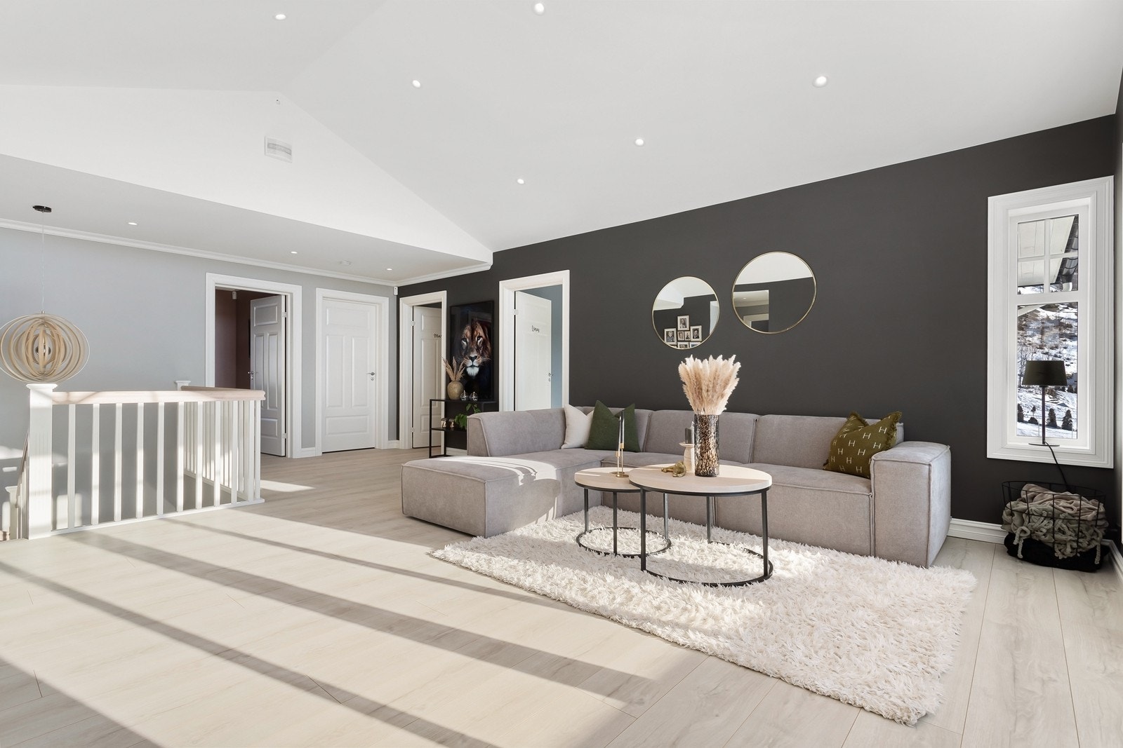 Stuen gir plass for en ekstra tv-stue eller boltreplass for barna/ungdommen i familien. Galleribilde