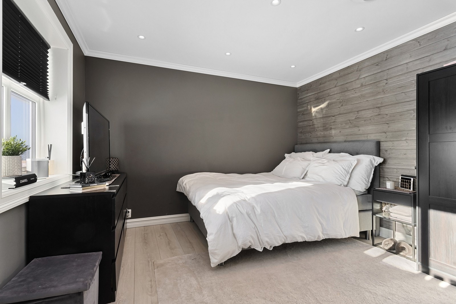 I underetasjen har hoveddelen et soverom med adkomst fra hall. Galleribilde