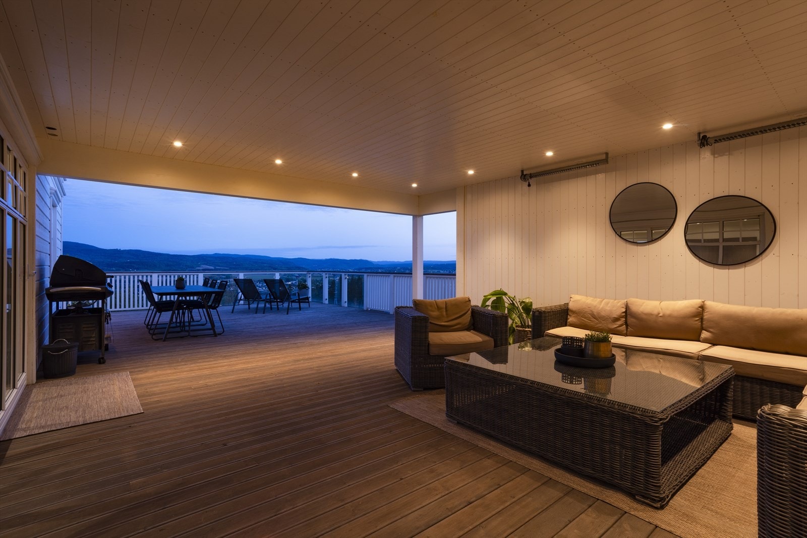 Store fine uteplasser, her stor delvis overbygget terrasse Galleribilde