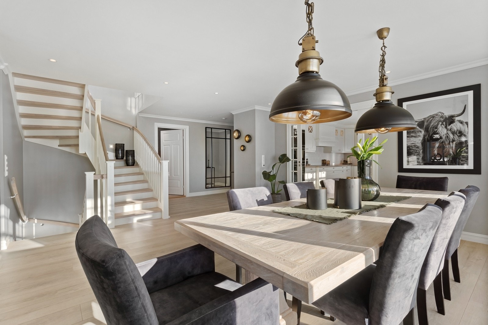 Gjennomgående i boligen er den gode og gjennomtenkte planløsningen, som legger til rette for en enklere hverdag. Galleribilde