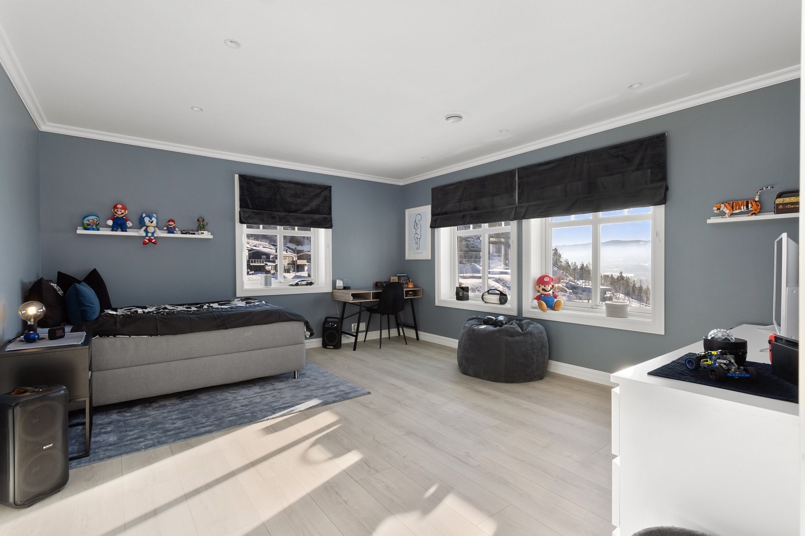 Soverom nr. 3 - Alle rommene har god plass til møblering av dobbeltseng med tilhørende nattbord, og det er gode muligheter for garderobeløsninger. Galleribilde