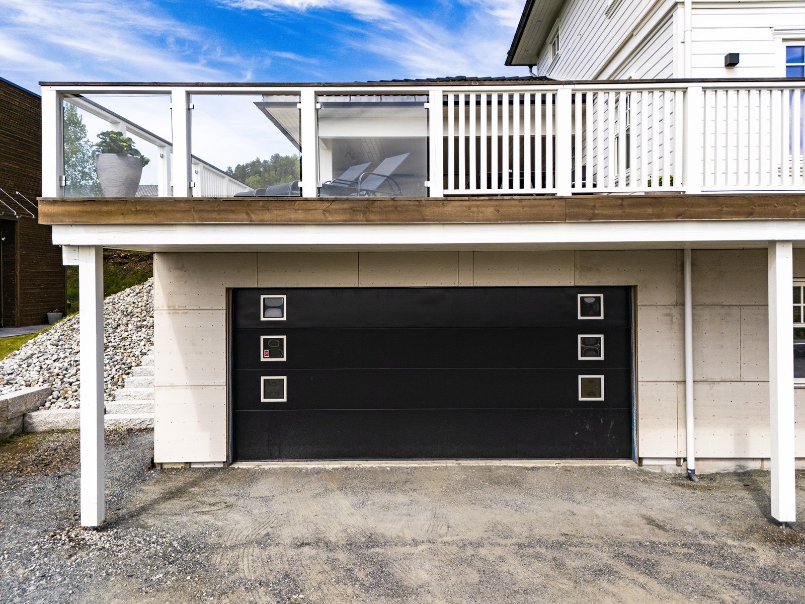 Stor garasje med lagringsplass Galleribilde