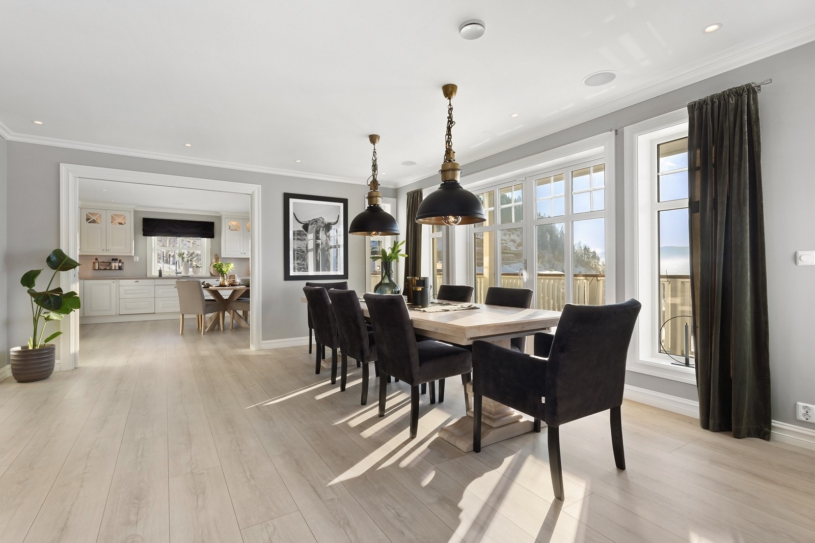 Spisestuen har sin naturlige plassering i tilknytning til kjøkkenet og gir rom for hyggelige middagsselskaper. Galleribilde