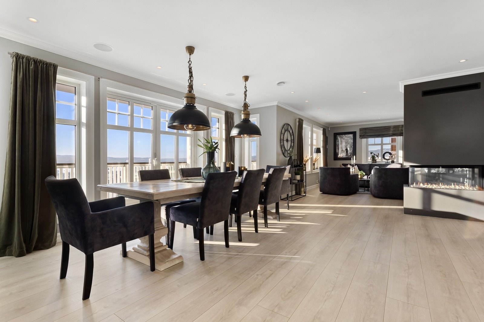 Oppe i 1. etasje har man den delvis åpne stue- og kjøkkenløsningen med plass til å samle familie og venner. Galleribilde