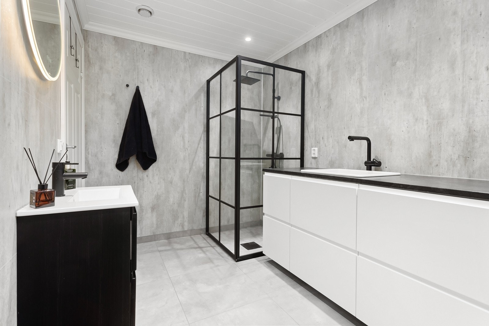 Rommet er utstyrt med innredning med heldekkende servant og speil med integrert belysning, samt en innredning på motsatt side med en nedfelt vask og gode oppbevaringsmuligheter, samt skittentøysjakt fra badene i 1. og 2. etasje. Galleribilde